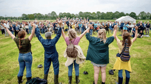 Kiek An: Confronterend theater in het weiland over hoe ‘stadsen’ over boeren denken