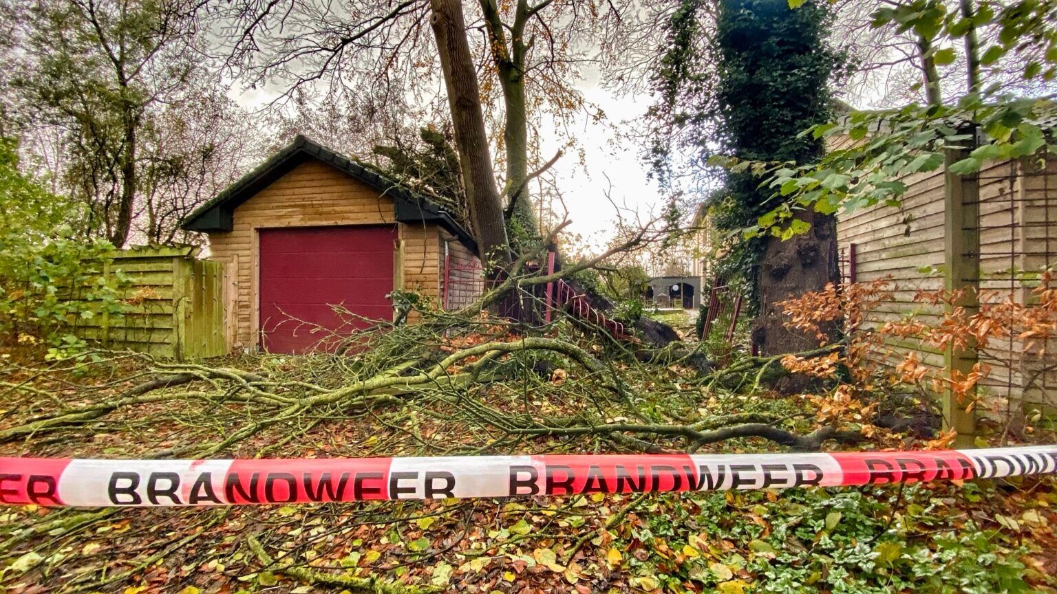 Politie Veel Meldingen Stormschade Maar Bel 112 Alleen Bij Acuut