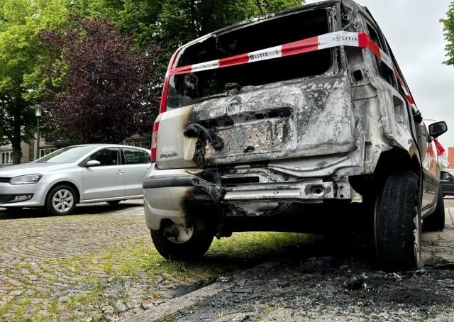 autobrand brand brandstichting verwerstraat deventer vuur uitgebrand pyromaan