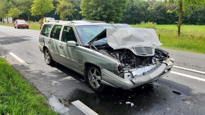 Kop-staartbotsing op N35 bij Raalte ongeval ongeluk ambulance brandweer