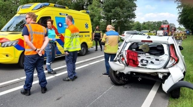 Kop-staartbotsing op N35 bij Raalte ongeval ongeluk ambulance brandweer