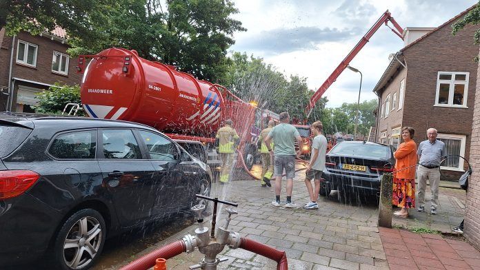 Brandweerslangen aangesloten aan brandkraan, foto: Marion Broeknellis