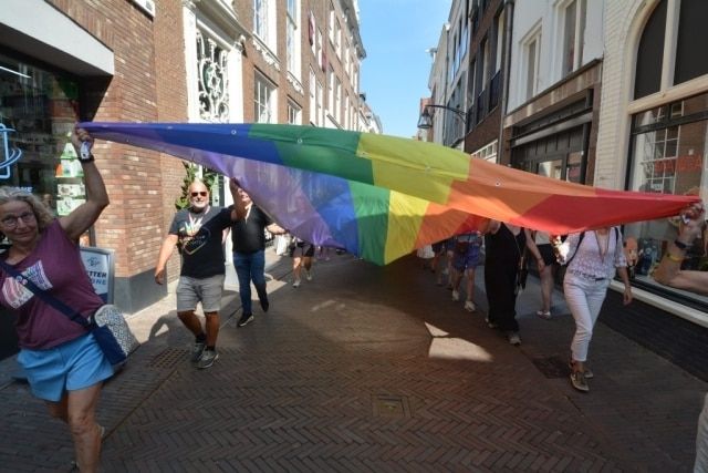 vlag wordt door de stad gedragen, foto: Daan Obdeijn