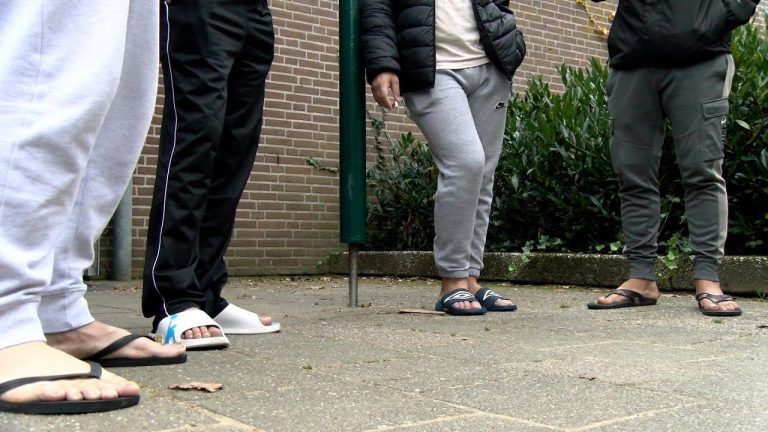 [Video] 100 Asielzoekers in sporthal Bathmen:“Ik vind het kwalijk van de gemeente dat dit zó gebeurd is”