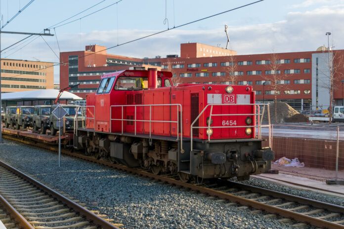 Een goederentrein van DB Cargo met militair materieel bij station Zwolle. Foto: Peter Denekamp