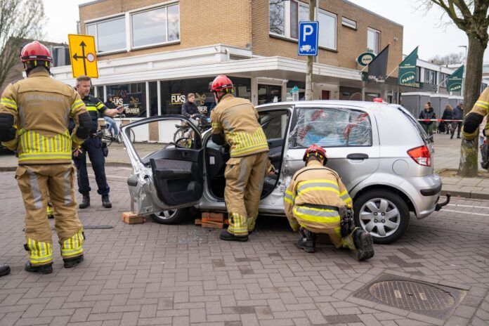 Automobilist gewond naar ziekenhuis na botsing met achteruitrijdende auto, Foto: Rens Hulman